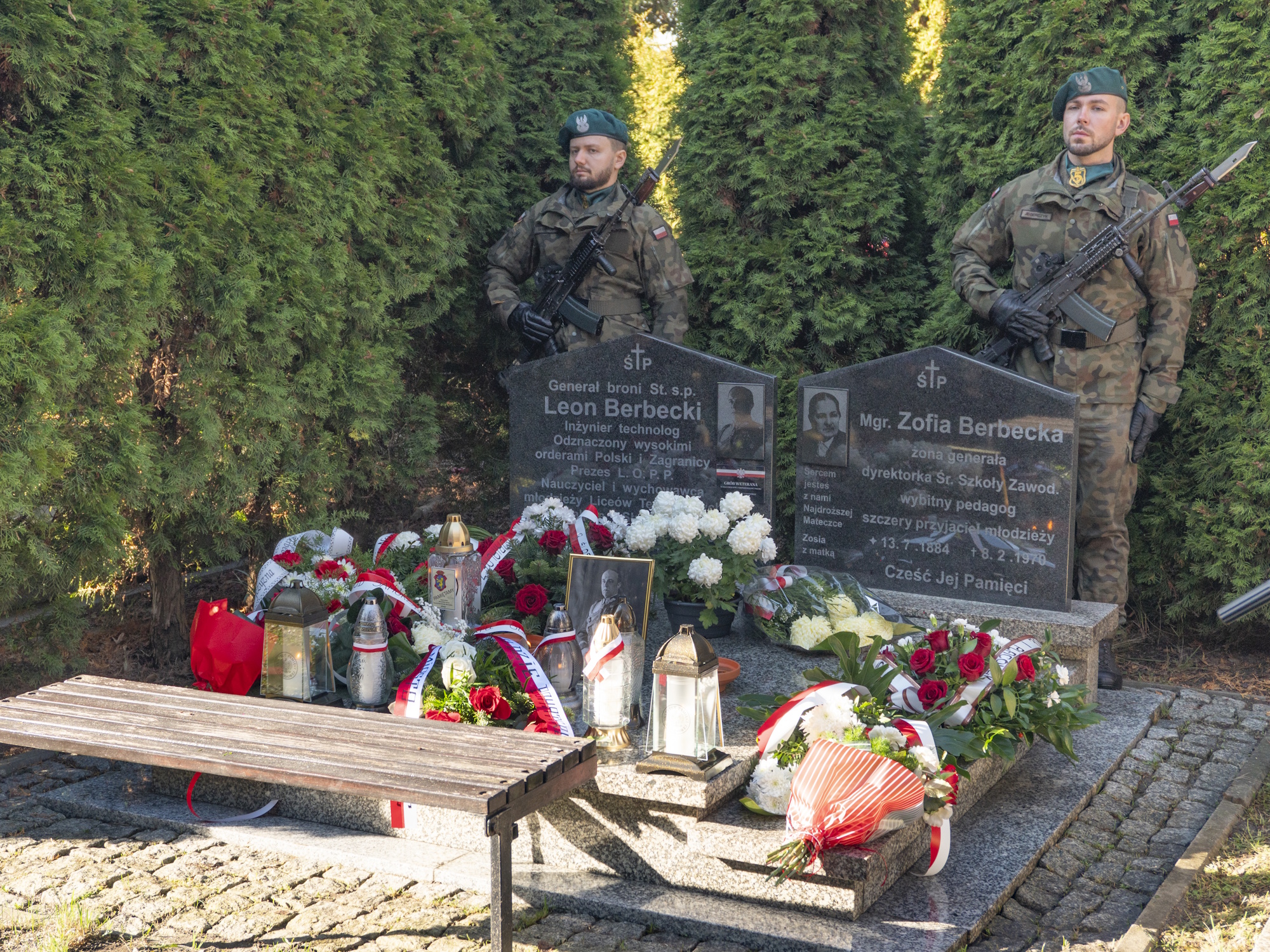 dwóch żołnierzy przy dwóch grobach