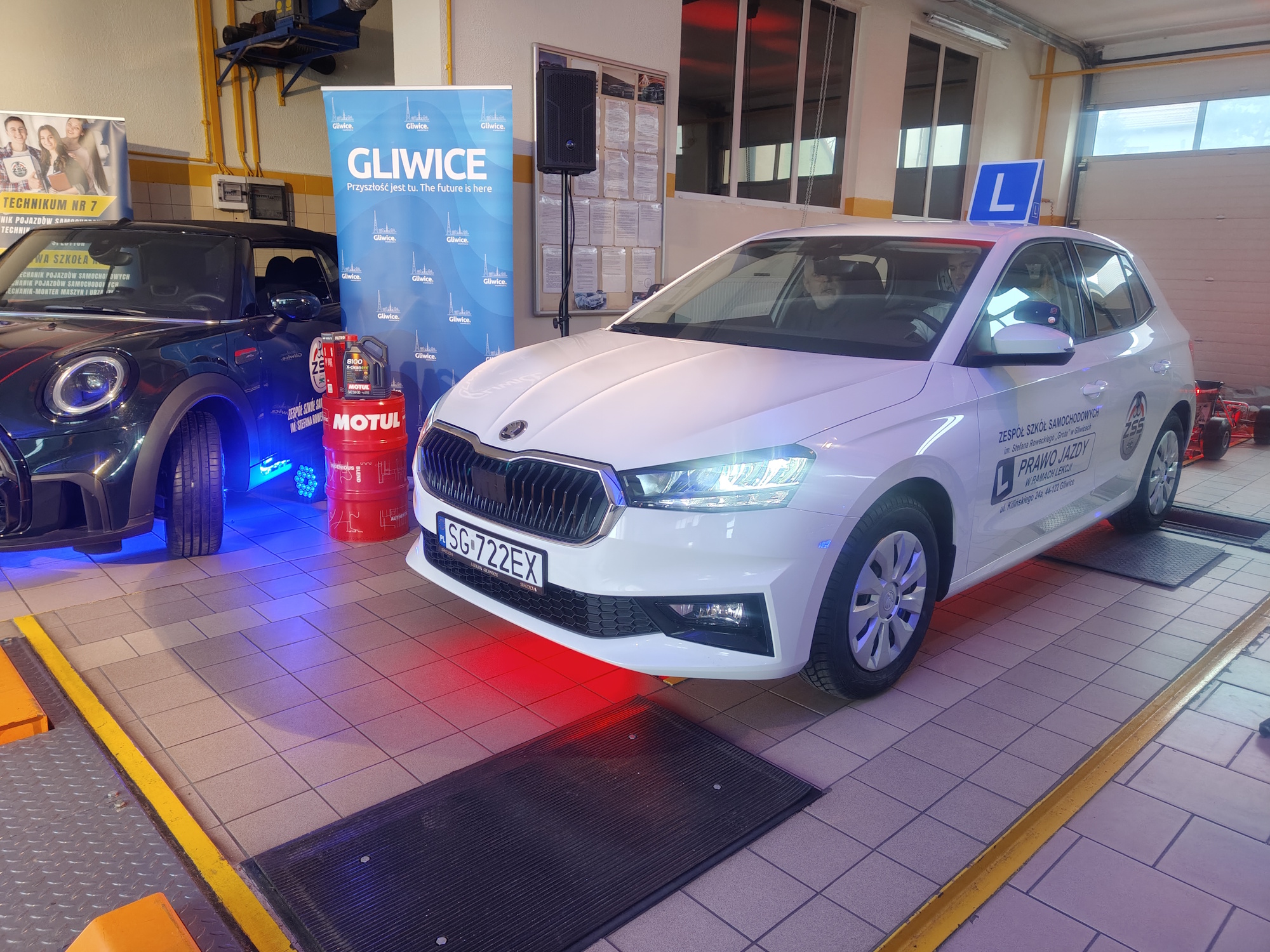 biały samochod Skoda Fabia w hali garażowej Zespołu Szkół Samochodowych