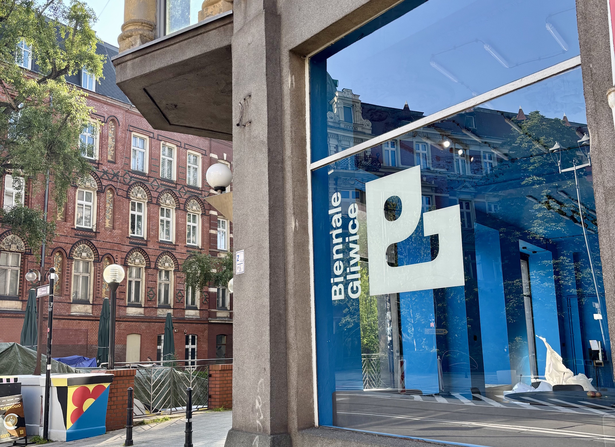 Witryna biura festiwalowego Biennale Gliwice