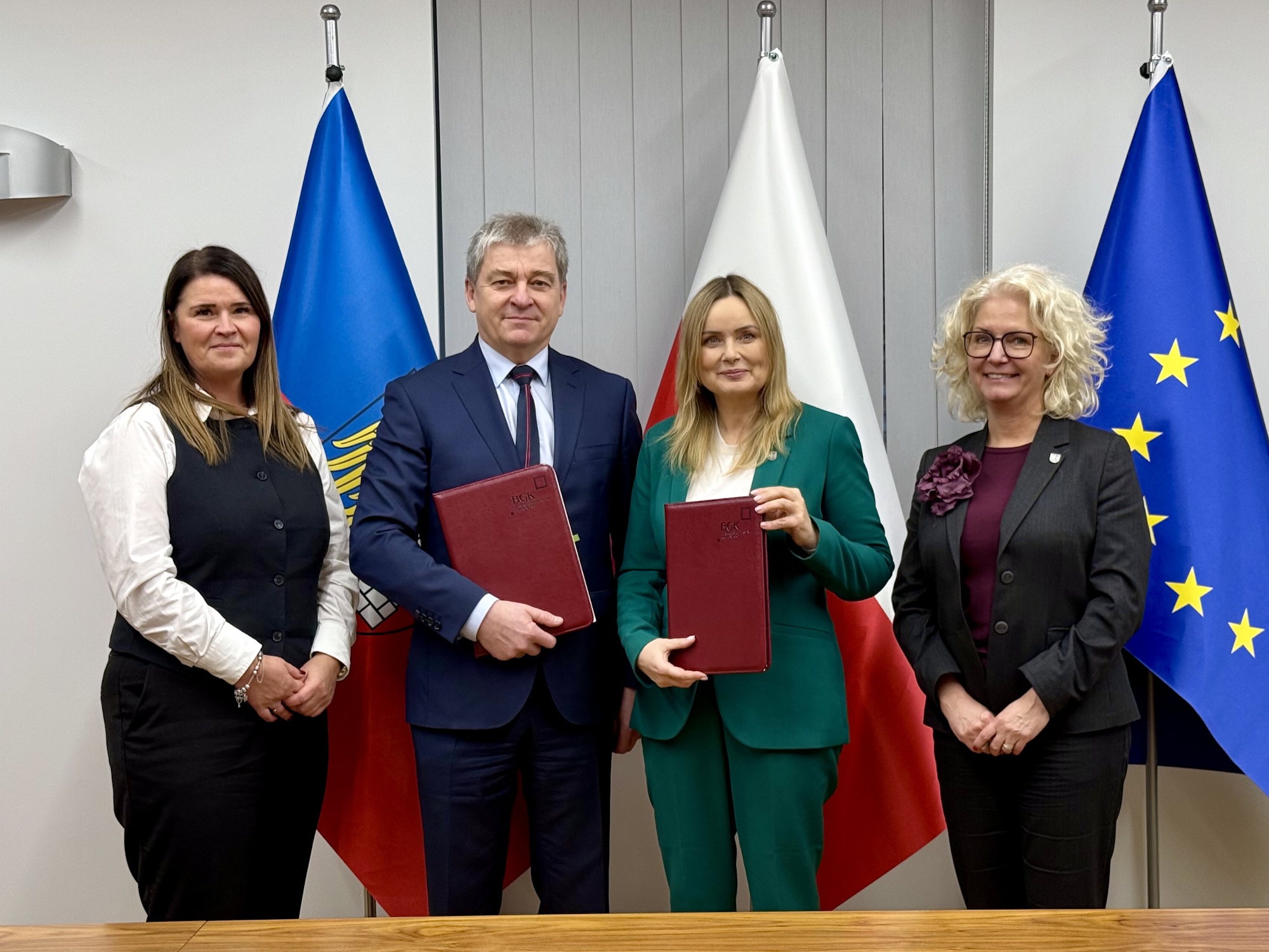 Na zdjęciu: Agnieszka Witoń (BGK), Józef Piętoń (BGK), Katarzyna Kuczyńska-Budka (prezydentka Gliwic),  Małgorzata Kern (skarbnik)