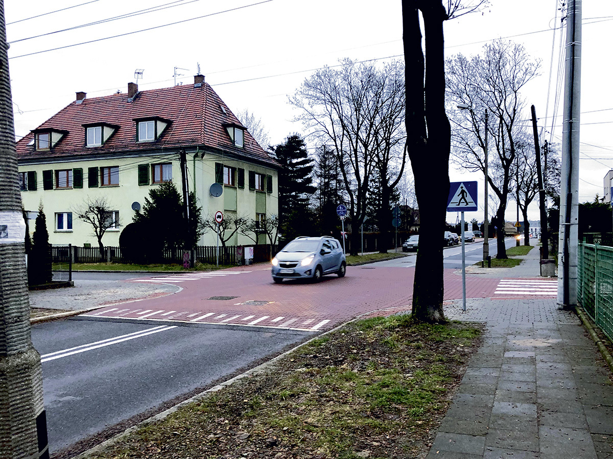 samochód na wyniesionym skrzyżowaniu