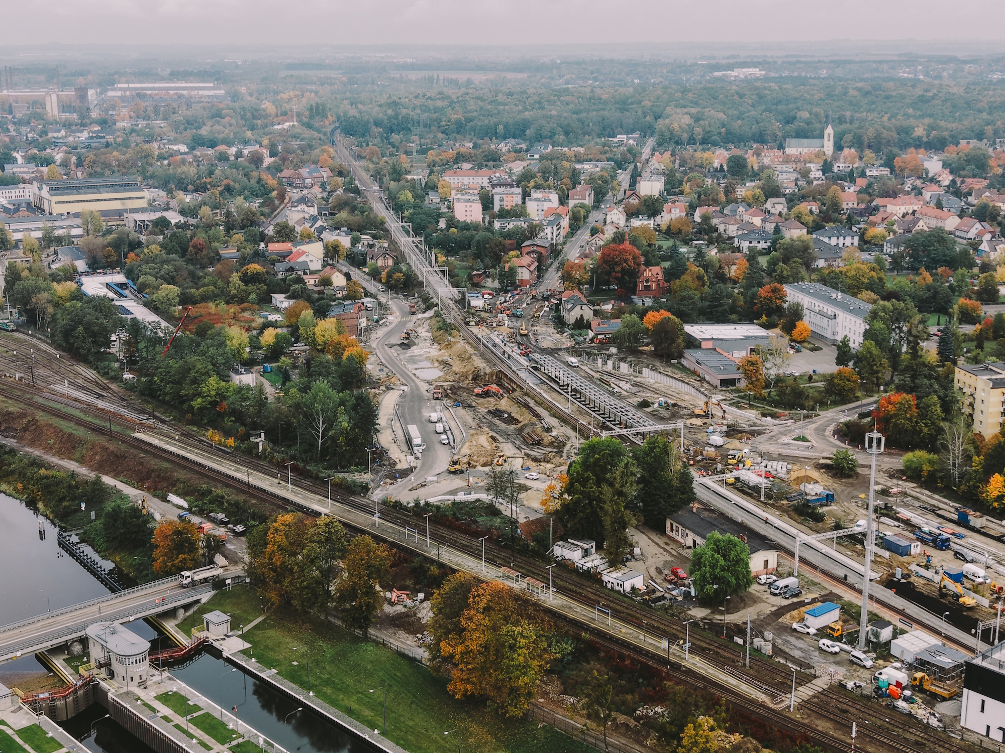 panorama placu budowy w Łabędach ze stacją kolejową w rozbudowie i przebudowywanymi drogami