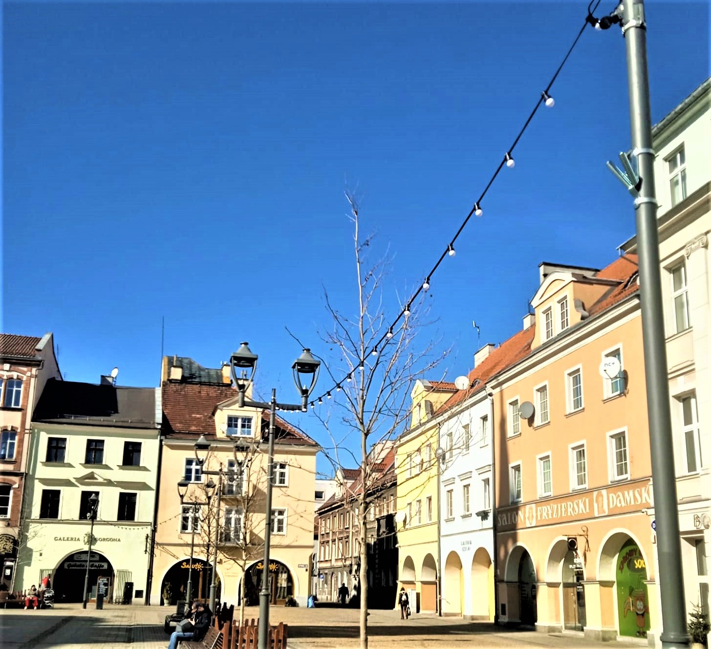 Gliwicki Rynek jeszcze piękniejszy! Trwa montaż klimatycznej girlandy