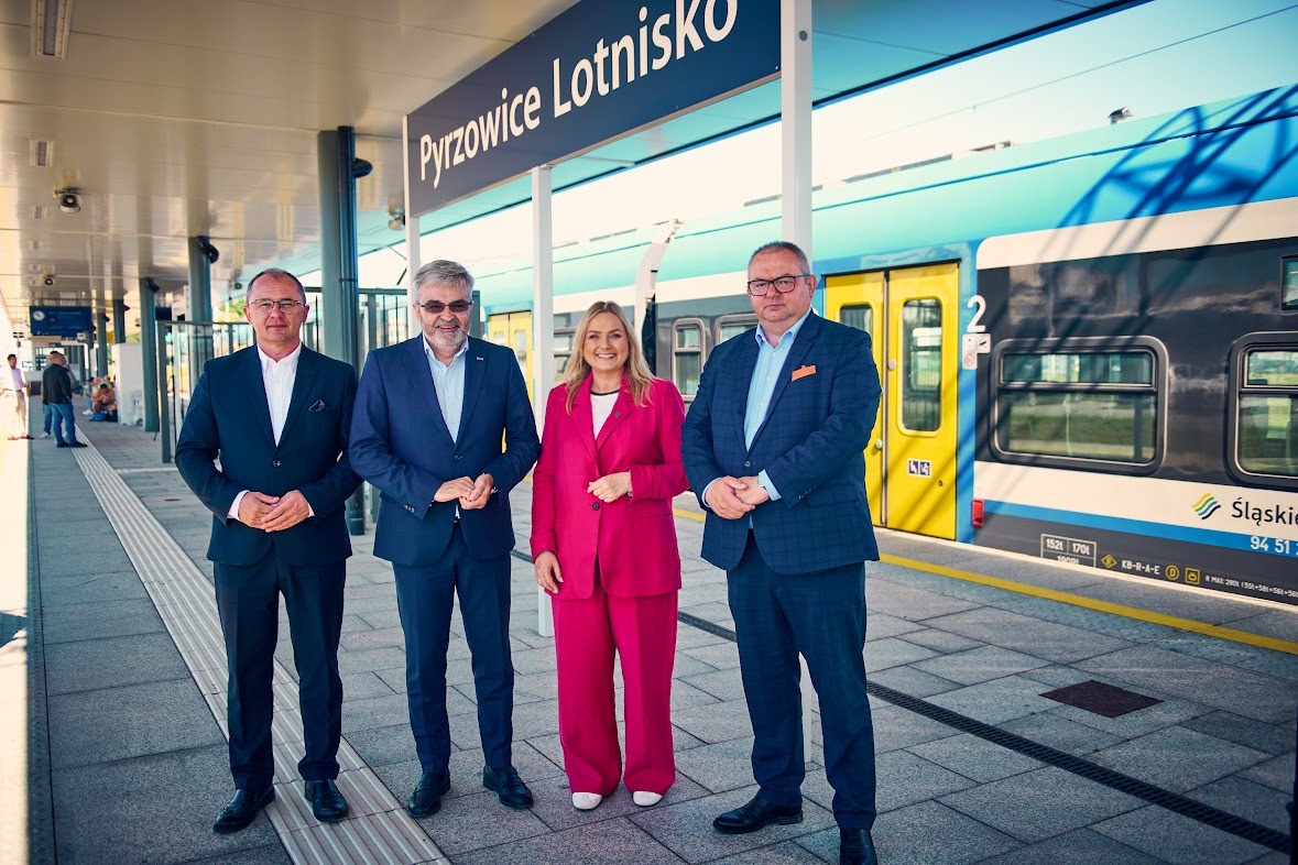 Zdjęcie z prezydent Gliwic z uruchomienia nowych połączeń w Pyrzowicach na peronie