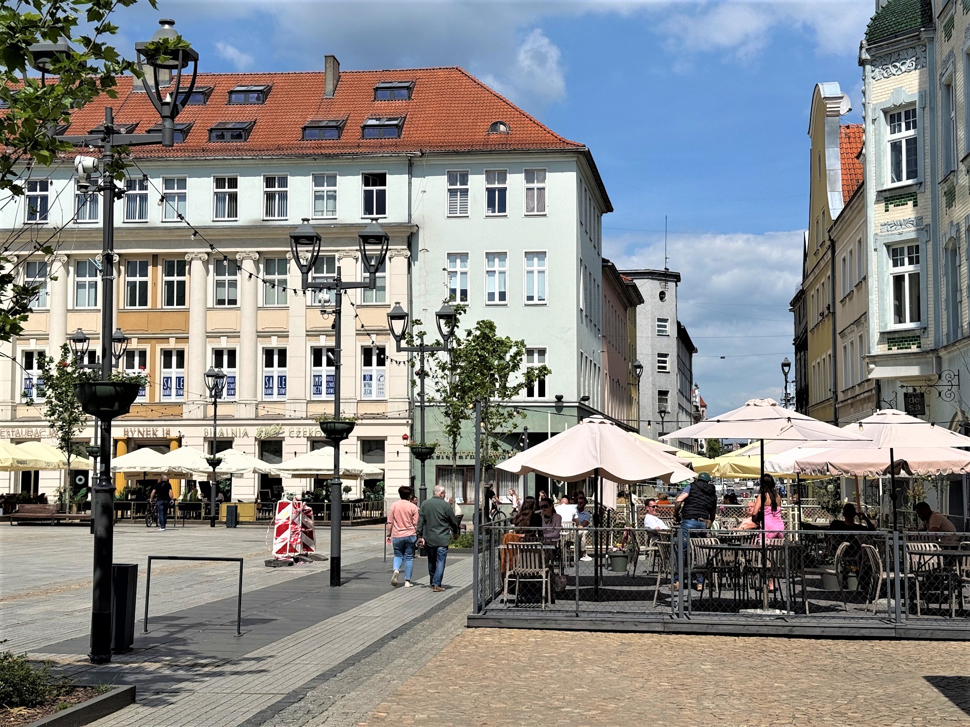 ludzie w ogródkach na Rynku