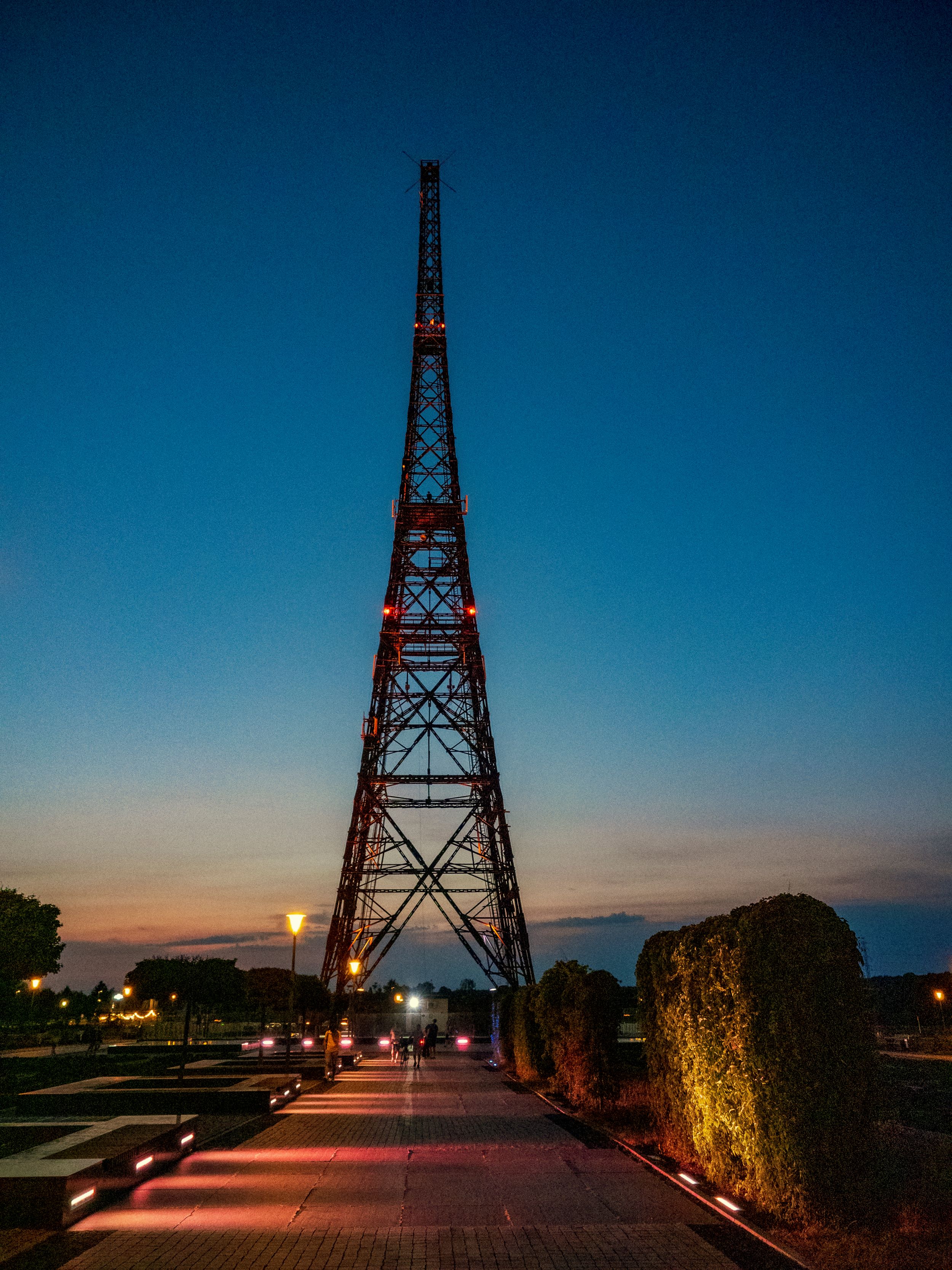 Znicze zapłonęły pod radiostacją