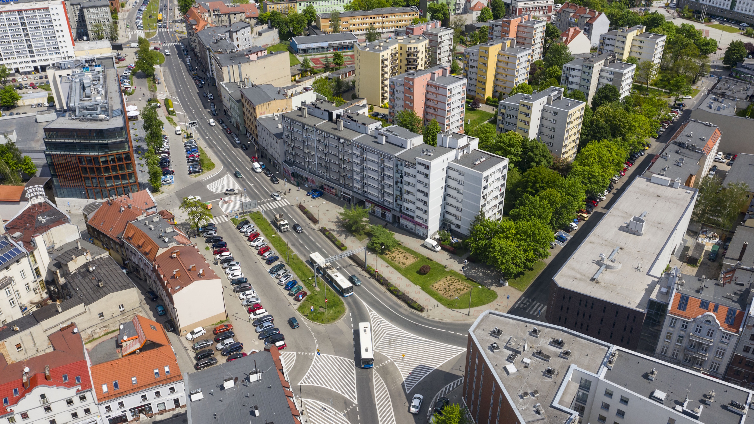 Bezpieczna trasa dla rowerów, więcej zieleni i lepiej uporządkowana przestrzeń – tak w praktyce ma zmienić się rejon ul. Dworcowej i Jana Pawła II