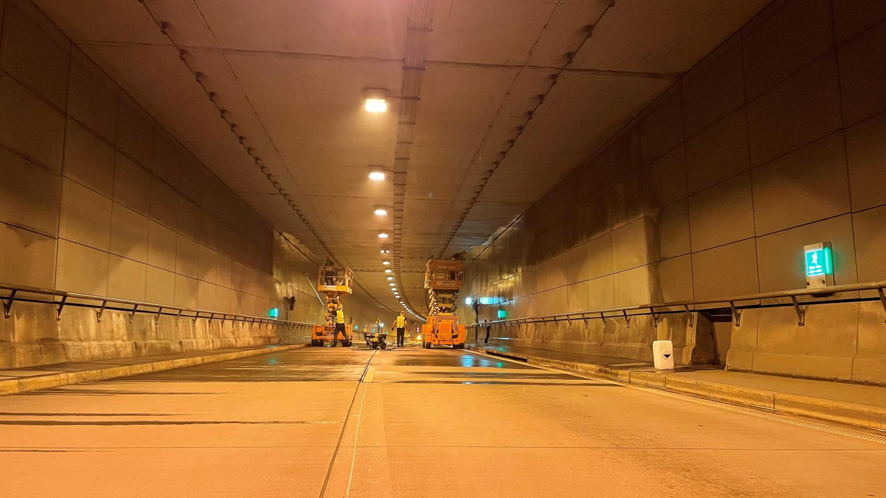 jezdnia, tunel, mężczyźni