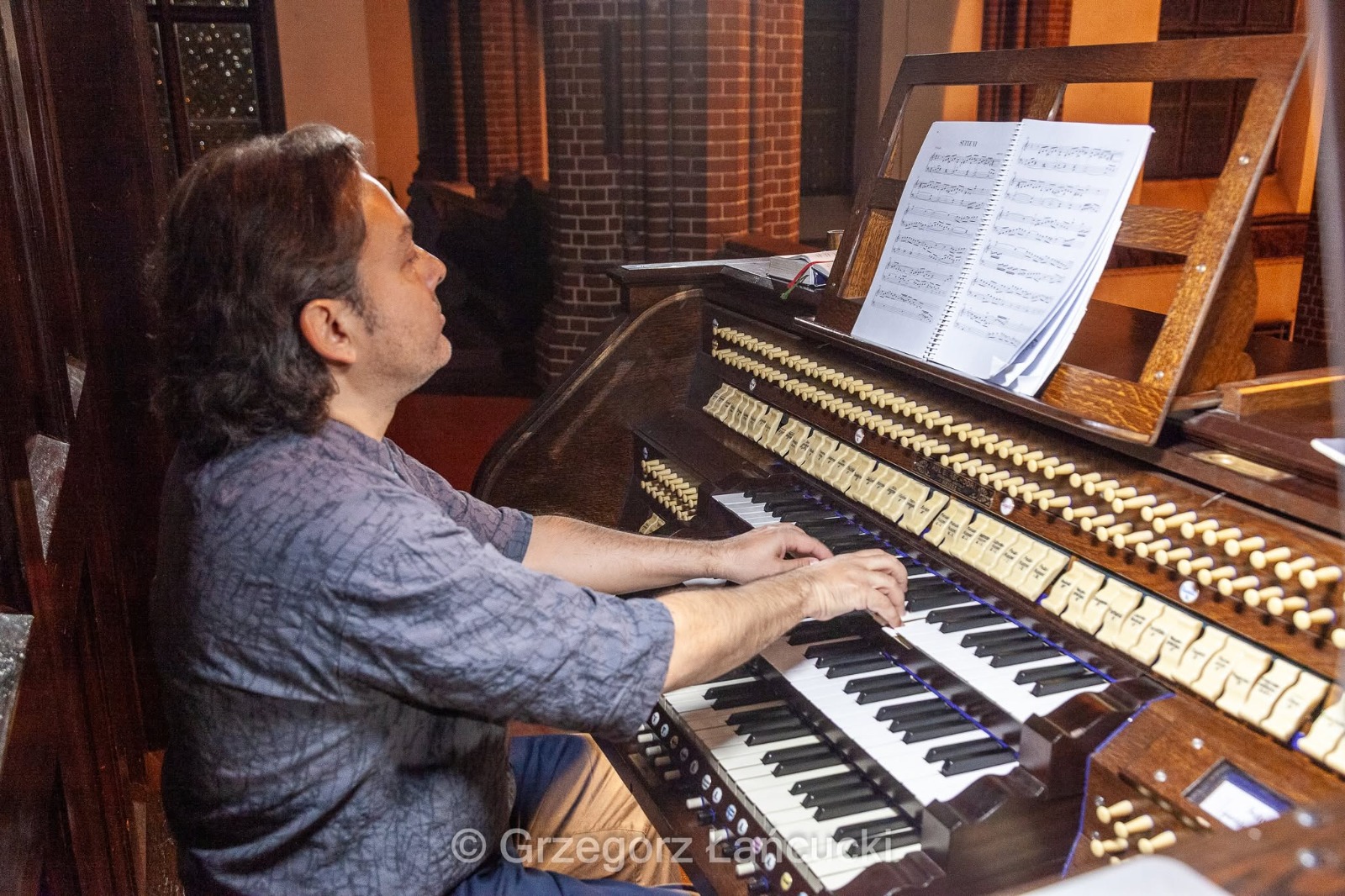 Mężczyzna gra na organach