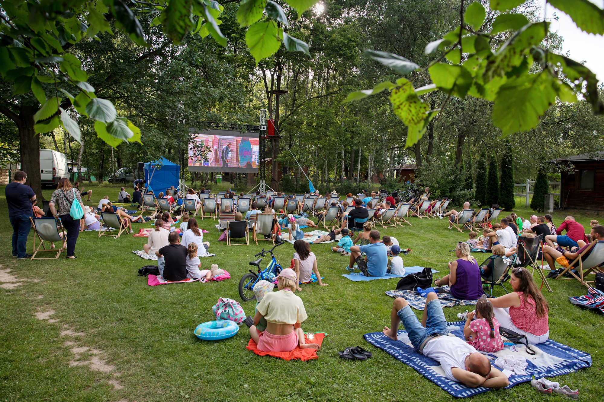 Ludzie oglądają film w plenerze