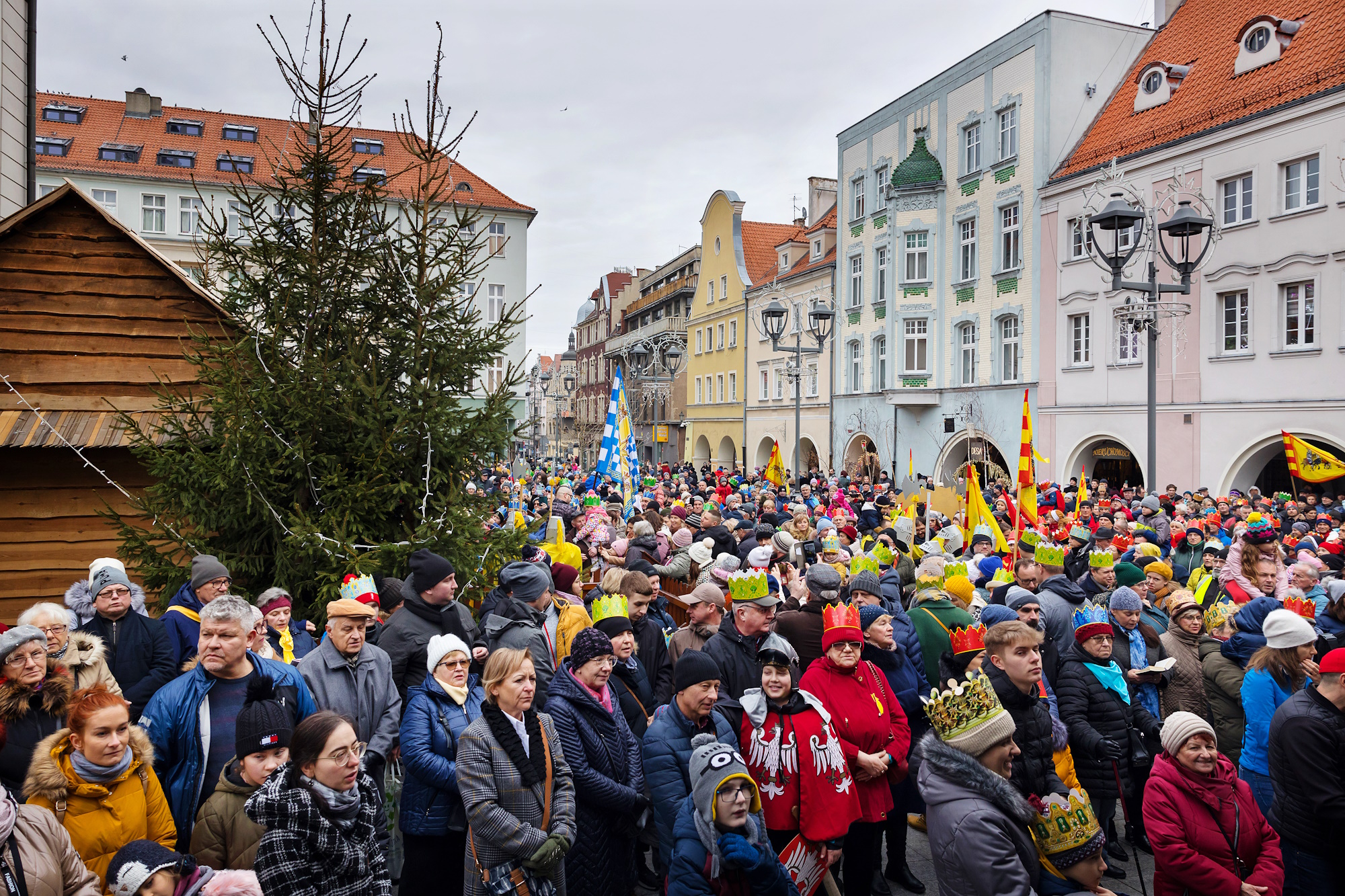 Uczestnicy Orszaku Trzech Króli na Rynku w Gliwicach