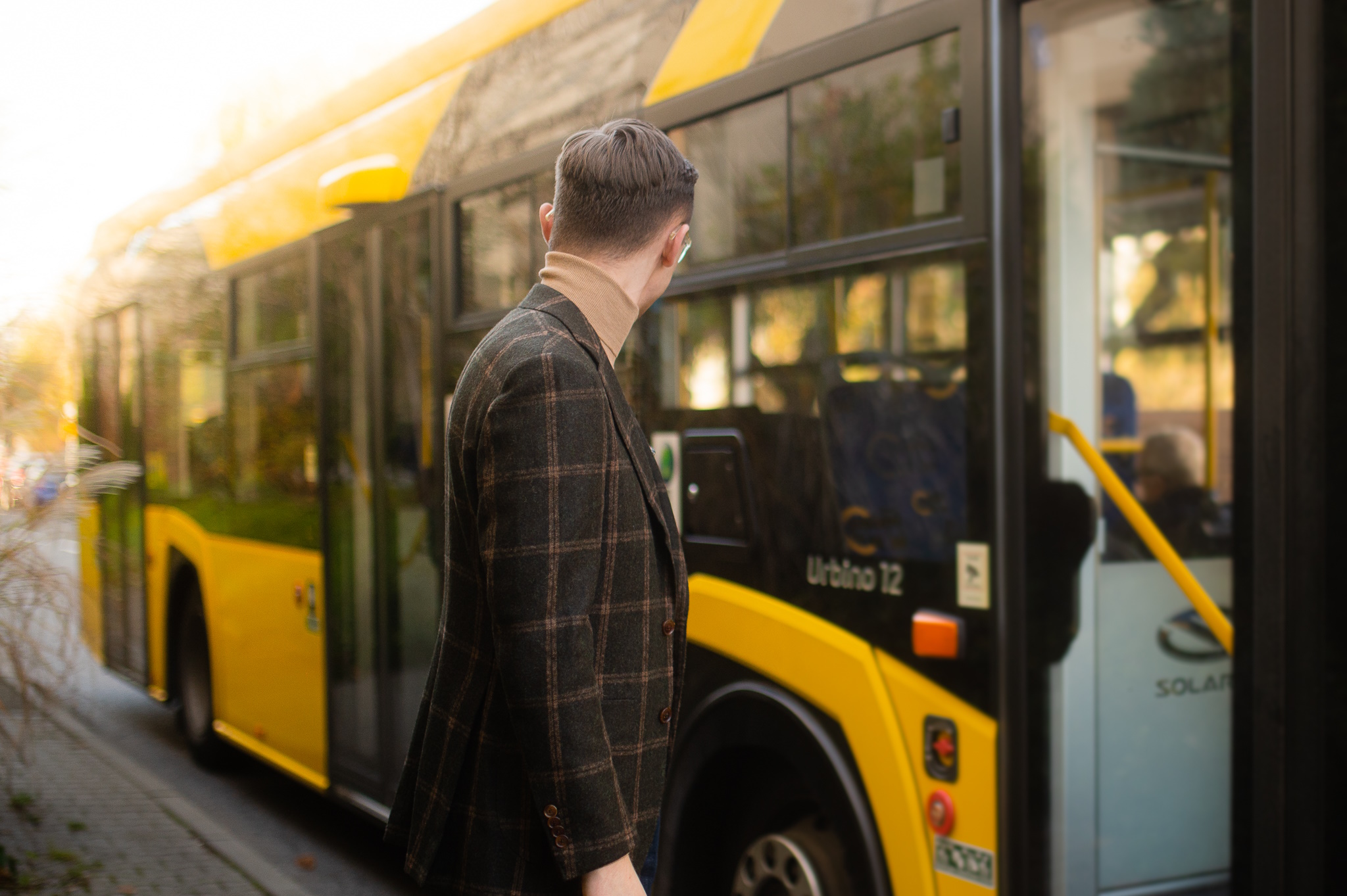 mężczyzna wsiada do autobusu