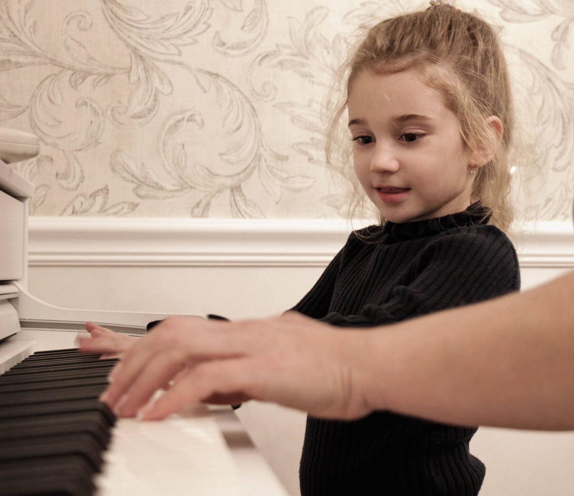dziecko przy pianinie