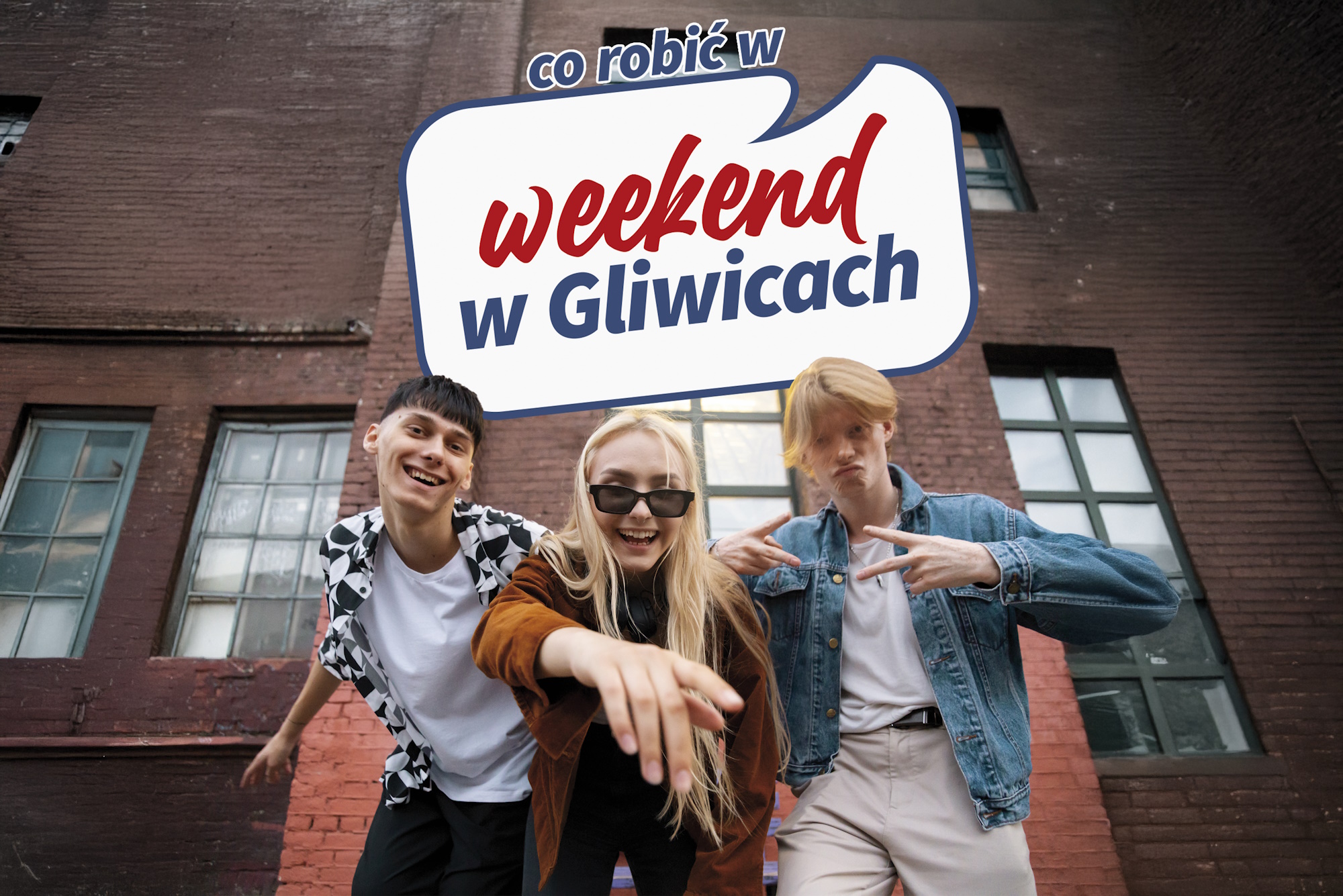 Troje młodych ludzi na tle kamienicy, nad nimi napis: Co robić w weekend w Gliwicach