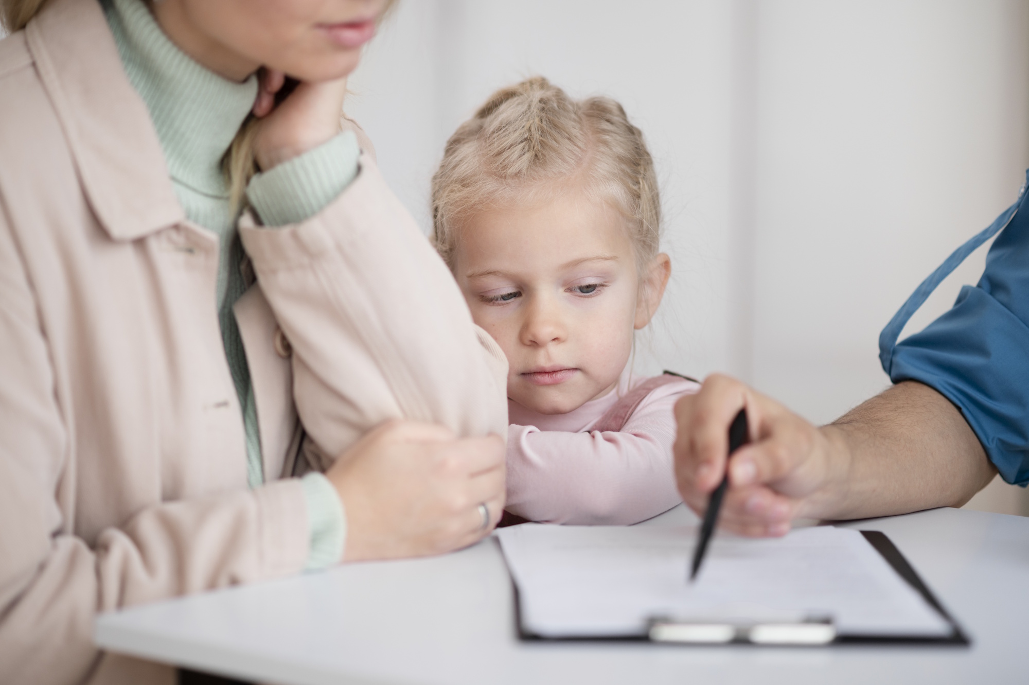 doktor wykonujący swoją pracę w gabinecie pediatrycznym