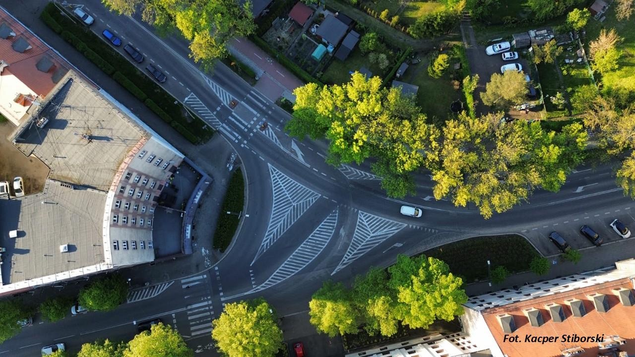 Skrzyżowanie ul. Powstańców Warszawy i Orlickiego z lotu drona