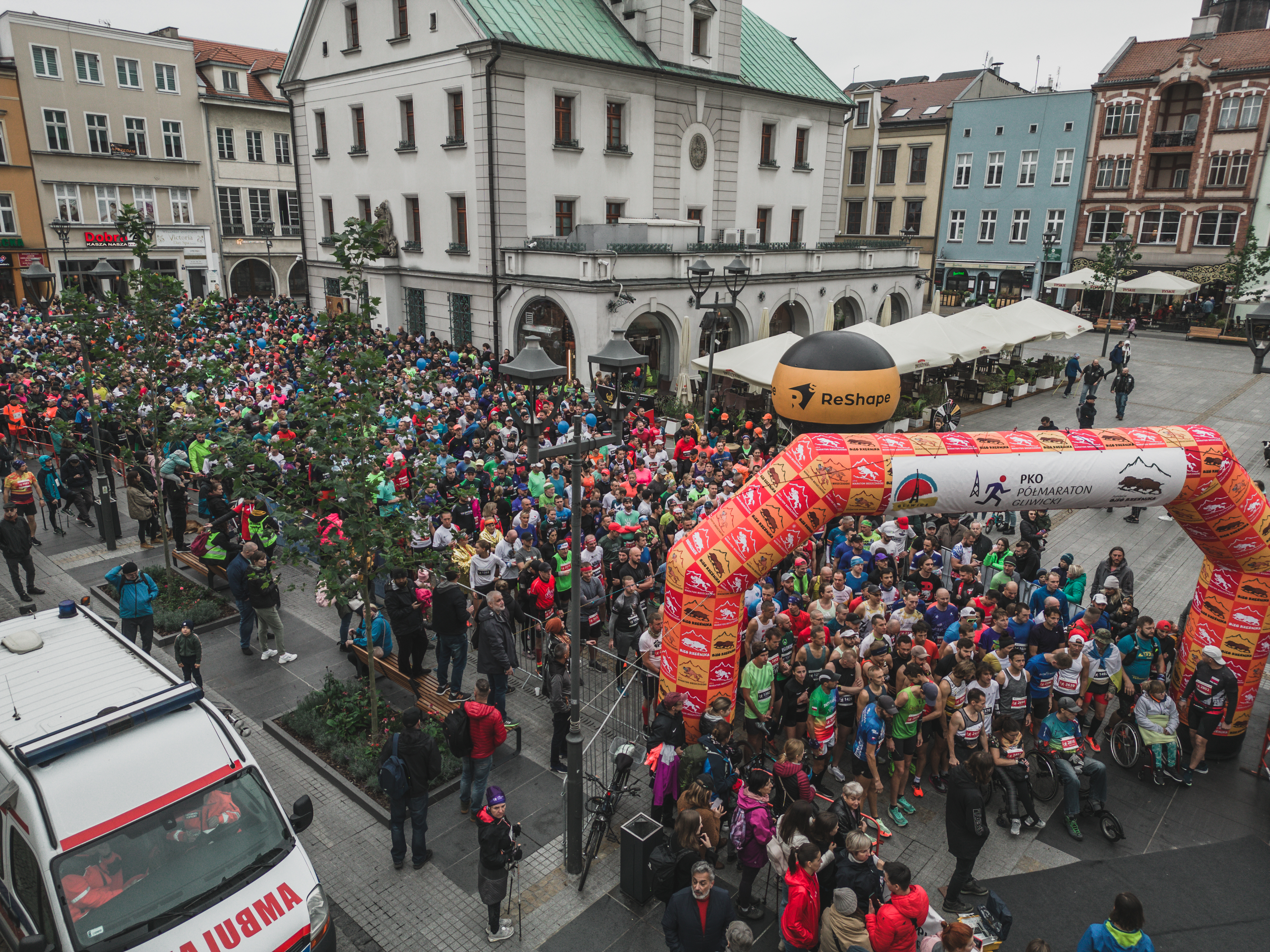 Tłum uczestników półmaratonu przed startem