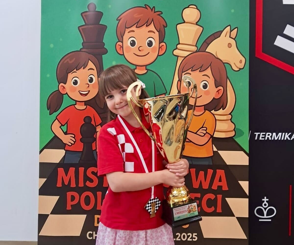Maryna trzymająca złoty puchar