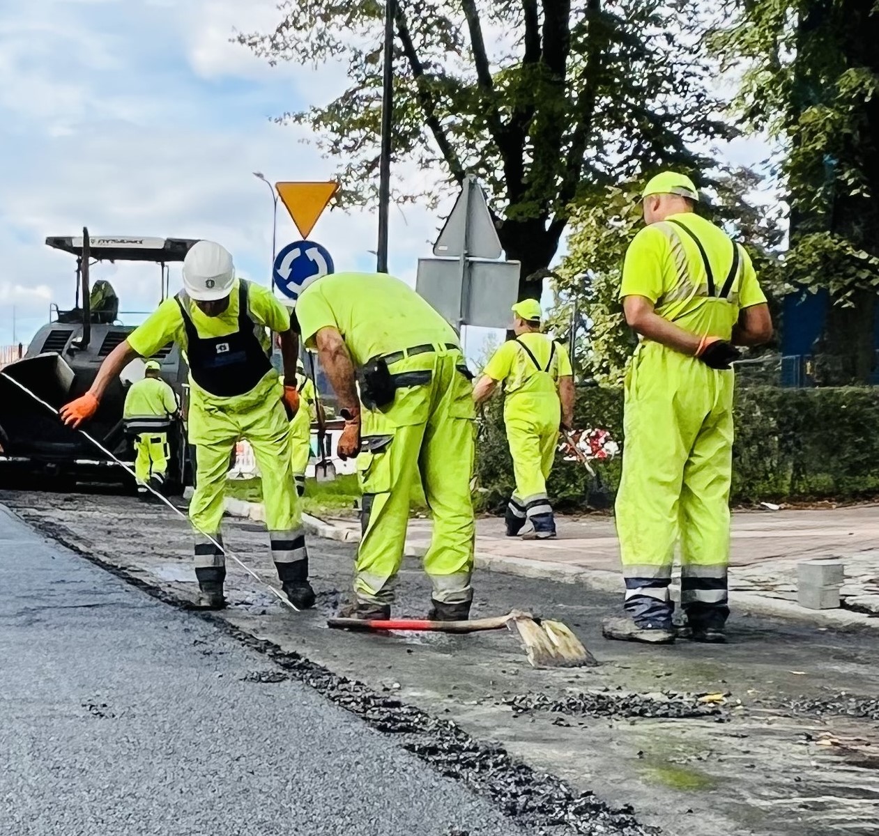  Gdzie zgłosić konieczność naprawy jezdni czy chodnika? Sygnały od mieszkańców są ważne! 