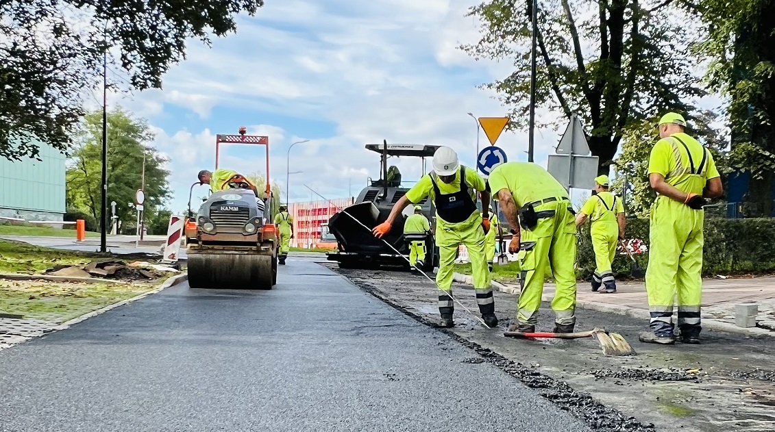 mężczyźni ubrani na zielono na drodze