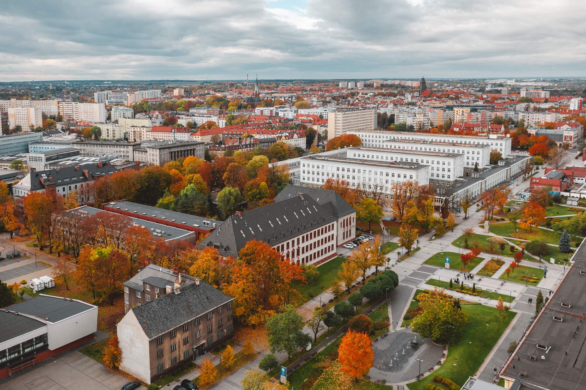 kampus Politechniki Śląskiej w jesiennej aurze. Ujęcie z góry