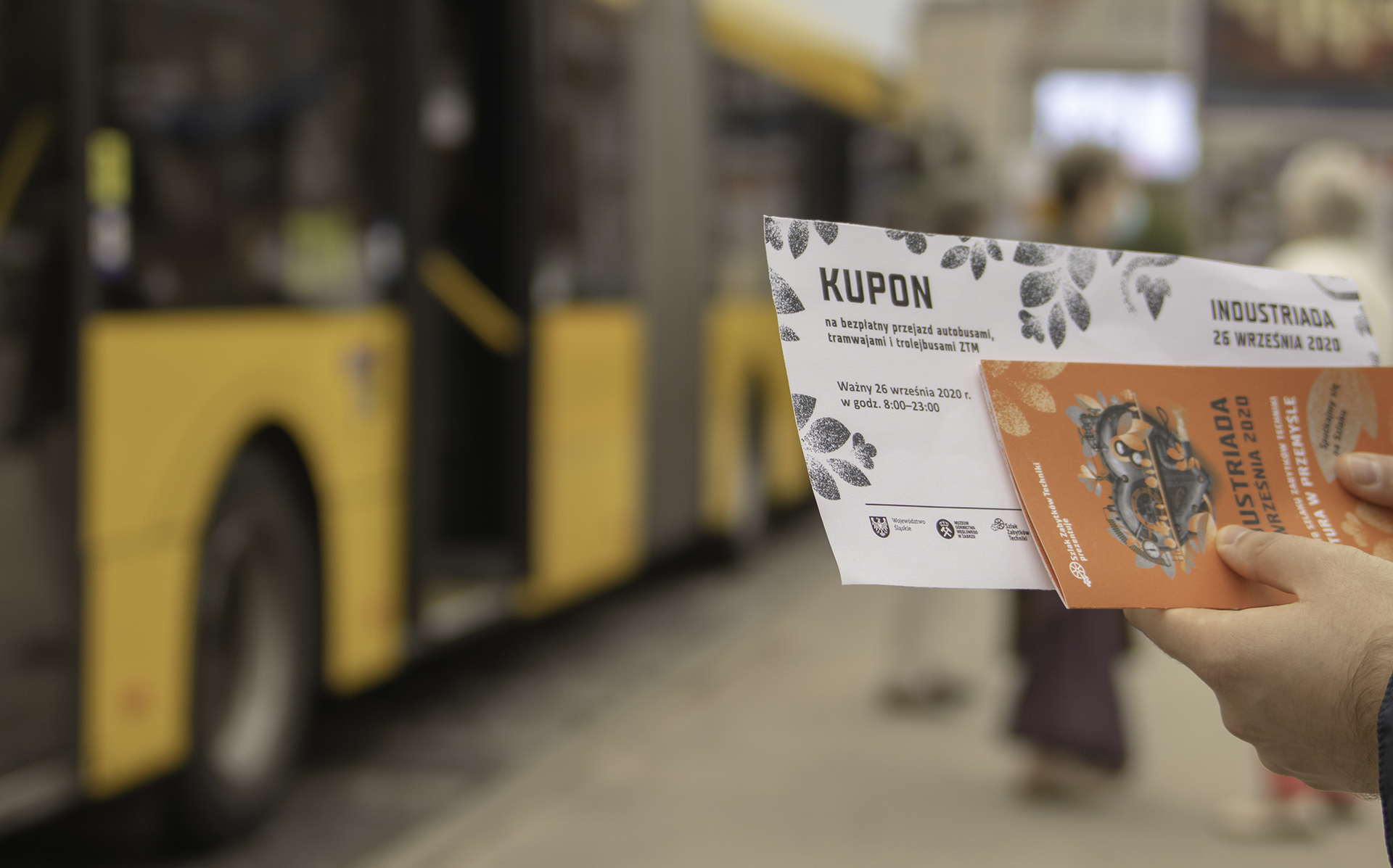 kupon ZTM na tle autobusu