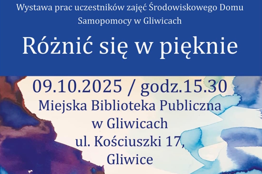 Fragment plakatu wystawy "Różnić się w pięknie", w tle abstrakcyjne plamy w odcieniach niebieskiego i fioletu.