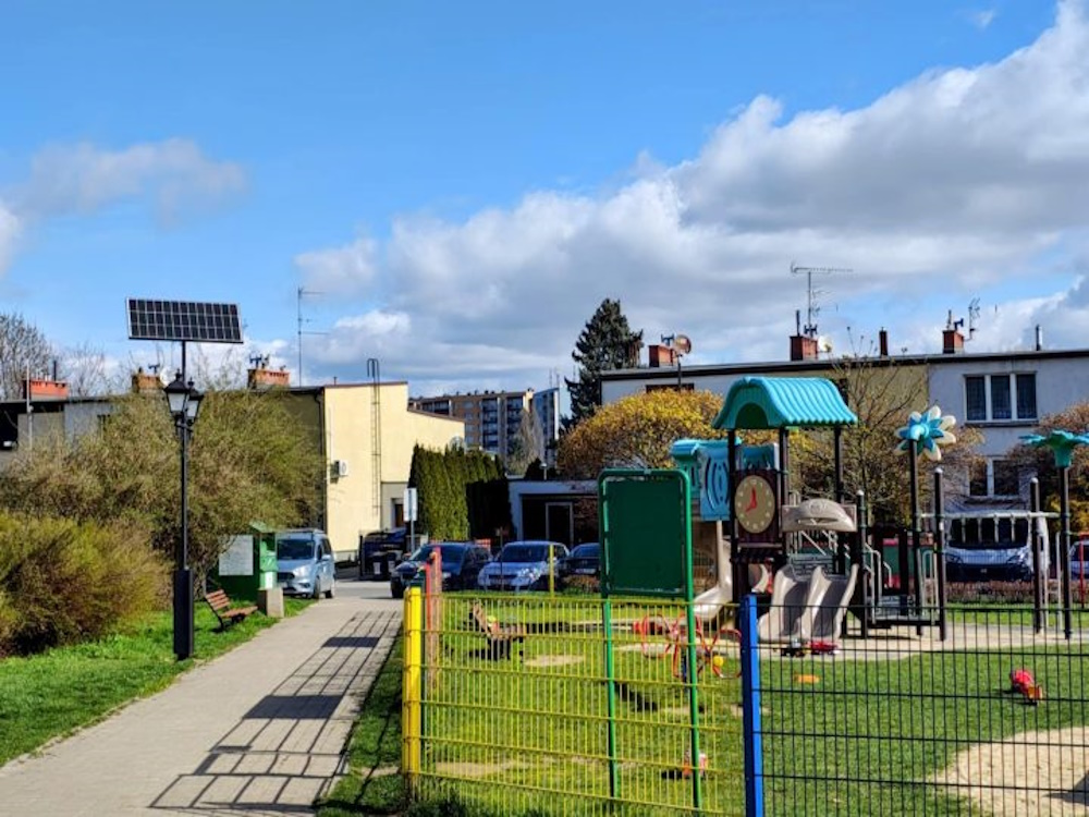 lampa solarna przy placu zabaw oraz alejce