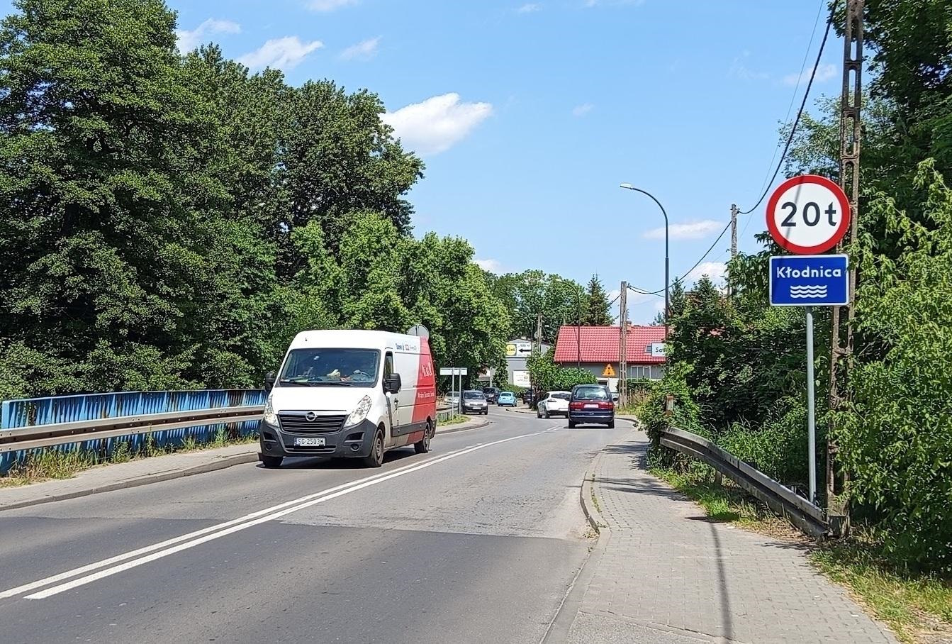 most i przejeżdżający przez niego samochód