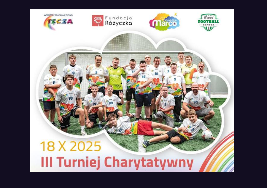 Grupa piłkarzy w kolorowych koszulkach, wśród nich osoby z niepełnosprawnością. W tle bramka. Na dole napis: 18.X.2025 III Turniej Charytatywny.