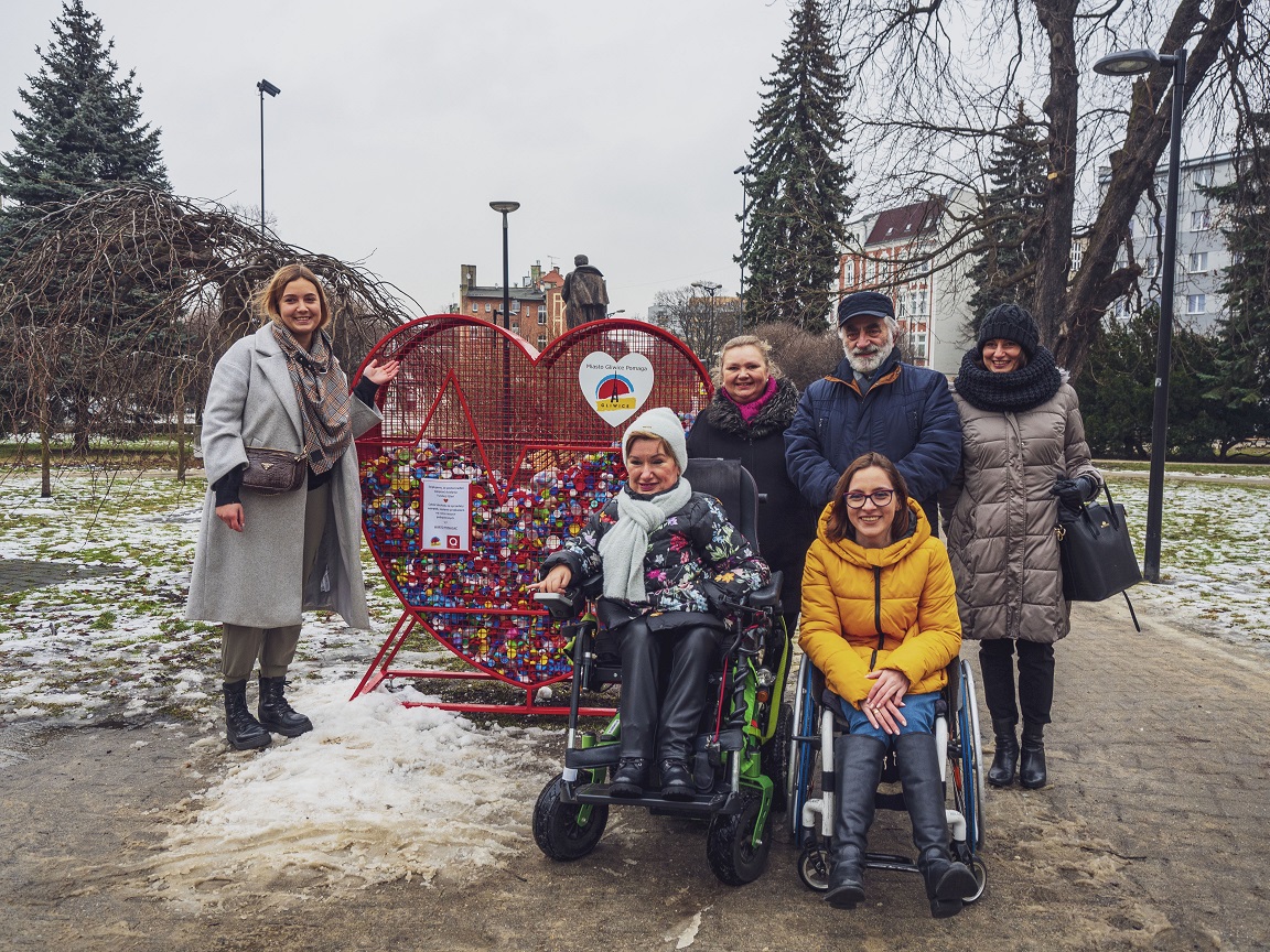 Przedstawiciele UM i Fundacji na placu Mickiewicza