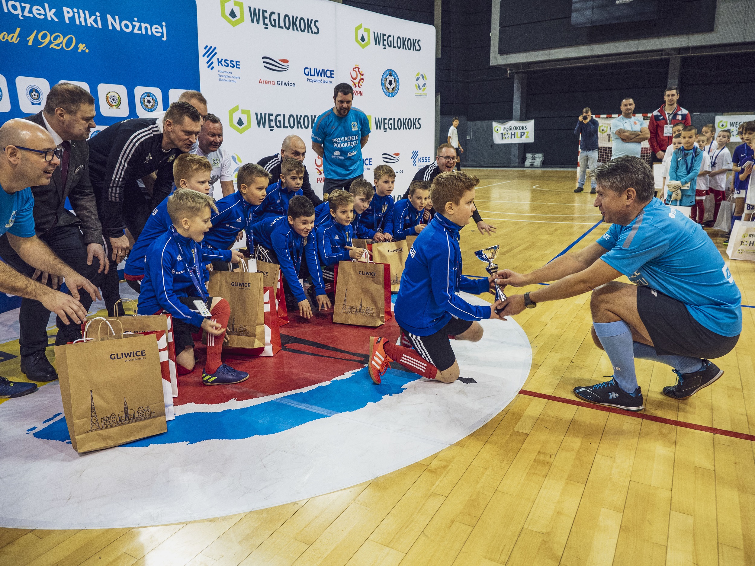 Marek Pszonak wręcza puchar małym piłkarzom