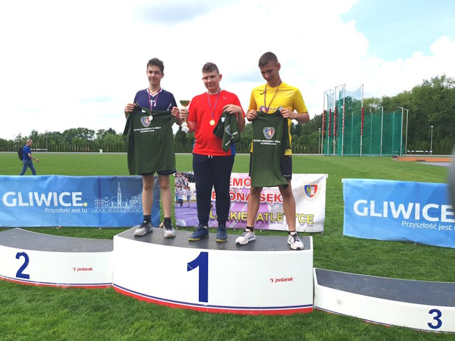Uczniowie na podium
