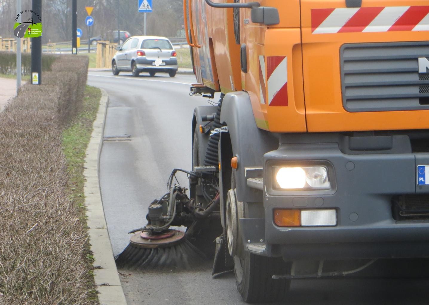 maszyna sprzątająca na drodze