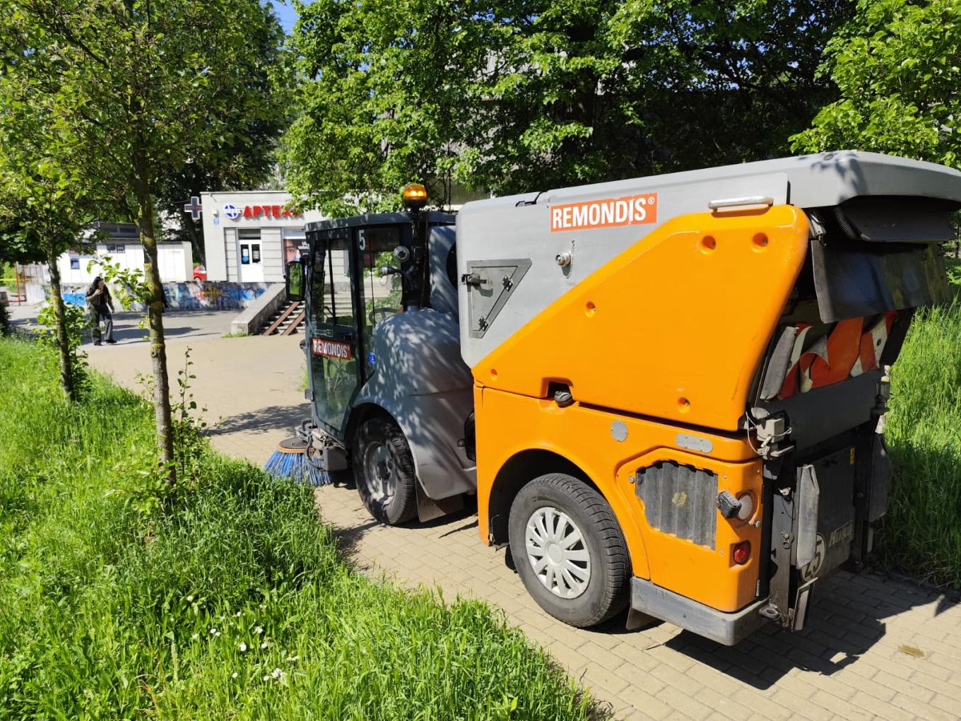 Dzielnica po dzielnicy – trwa intensywne sprzątanie miejskich chodników i tras dla rowerów