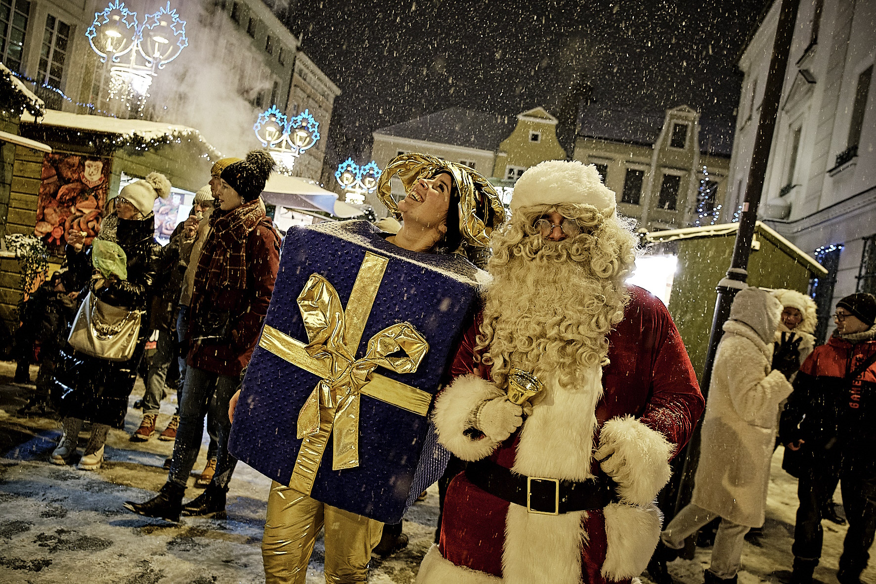 Święty Mikołaj i kobieta przebrana za prezent